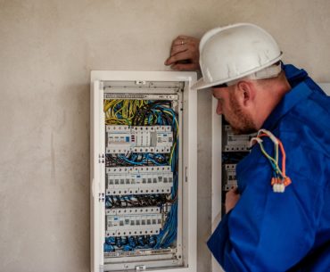 Electricien inspectant un panneau